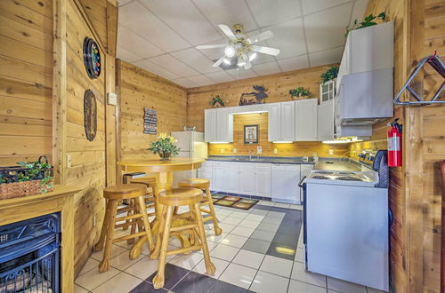 Foto 29 - Spacious Cabin on Dale Hollow Lake W/hot Tub