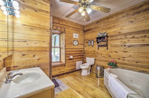 Photo 11 - Spacious Cabin on Dale Hollow Lake W/hot Tub