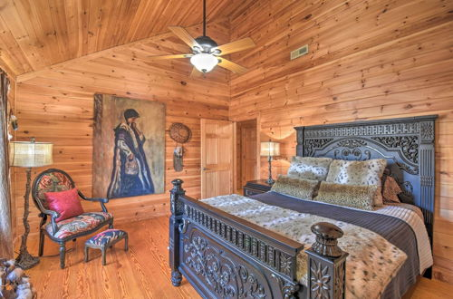 Foto 11 - Dream Catcher: Luxe Cabin w/ Large Deck + Mtn View