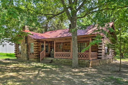 Foto 15 - Picturesque Log Cabin < 1 Mile to Table Rock Lake