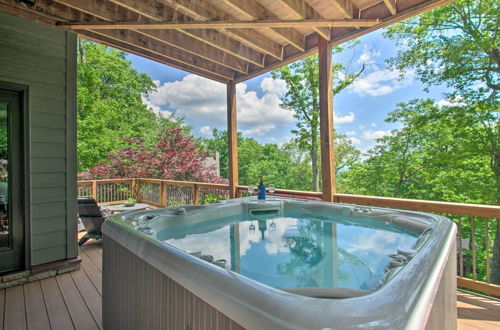 Photo 10 - Grand Chalet w/ Hot Tub - Near Wintergreen Resort