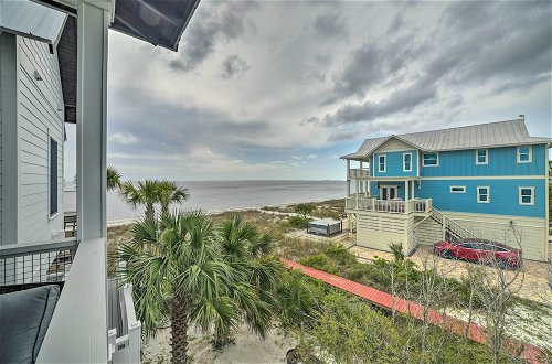 Foto 4 - Luxe Beachfront Windmark Cottage w/ Deck