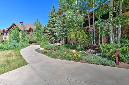 Foto 28 - Luxury Loft in Avon w/ Pool + Hot Tub