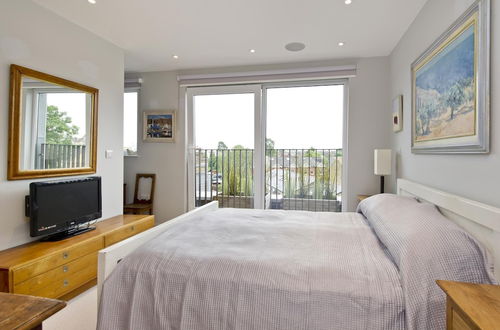 Photo 20 - Fabulous 2 bed Penthouse Wimbledon