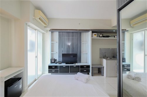 Photo 13 - Homey And Warm Studio Room At Taman Melati Margonda Apartment