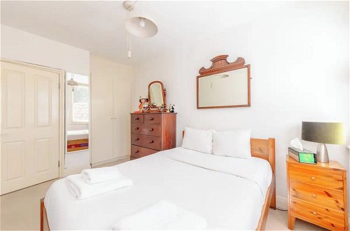 Photo 6 - Cosy & Calm 2BD Flat With Garden - Holloway