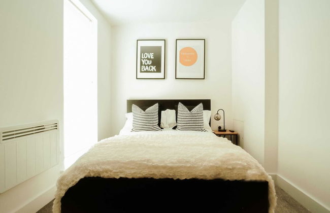 Chic 2 Bedroom Apartment Salford Quays, the Lowry - Photo 2