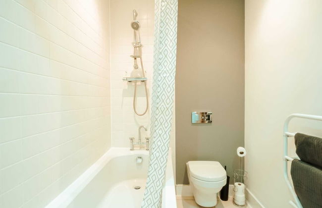 Chic 2 Bedroom Apartment Salford Quays, the Lowry - Photo 12