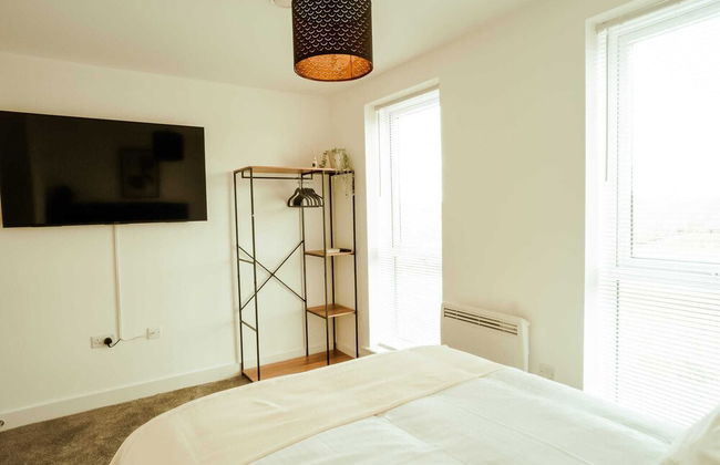 Chic 2 Bedroom Apartment Salford Quays, the Lowry - Photo 3