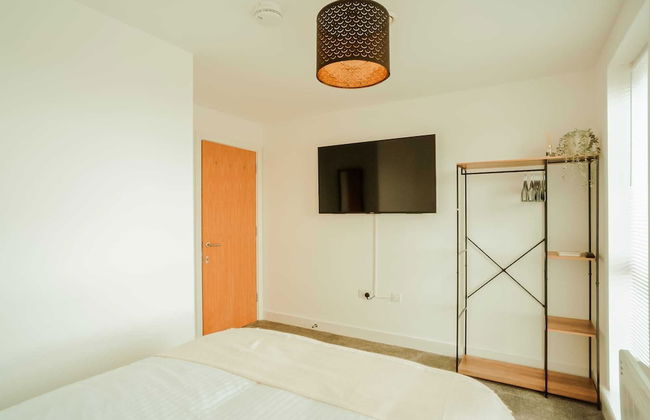 Chic 2 Bedroom Apartment Salford Quays, the Lowry - Photo 4
