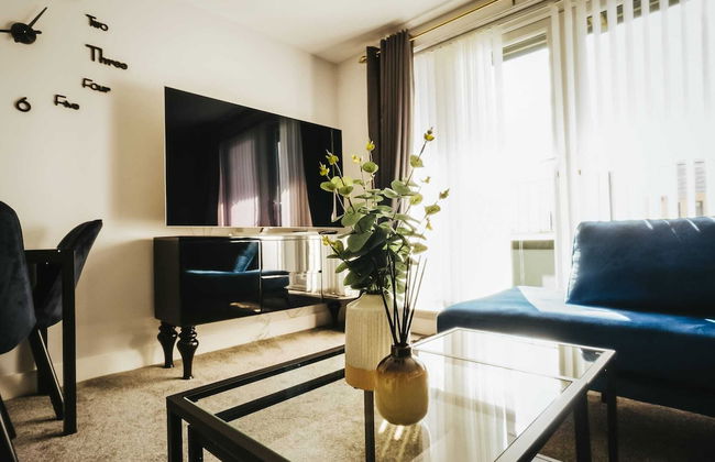 Chic 2 Bedroom Apartment Salford Quays, the Lowry - Photo 10