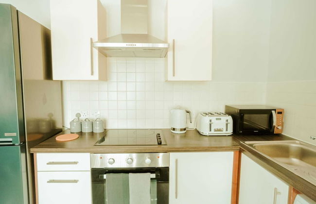 Chic 2 Bedroom Apartment Salford Quays, the Lowry - Photo 8