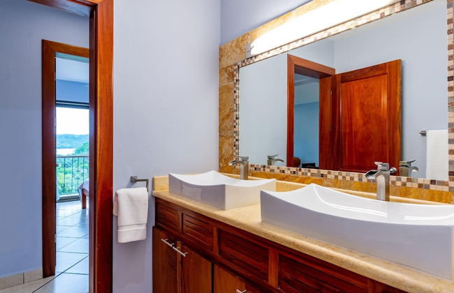 2-Bedroom Condo with Ocean View and Pool - Foto 17
