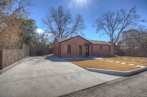 Foto 51 - New! Luxury Home 1blk From Main St With Hot-tub&grill