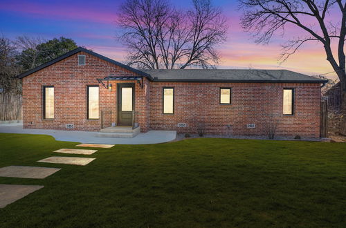 Photo 13 - Alcove: Steps to Main St.-high End Home W/hot-tub