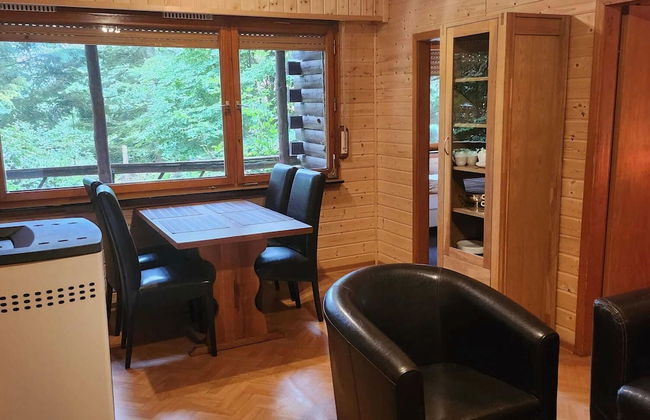 Tidy Furnished Wooden Chalet near Forest - Foto 10