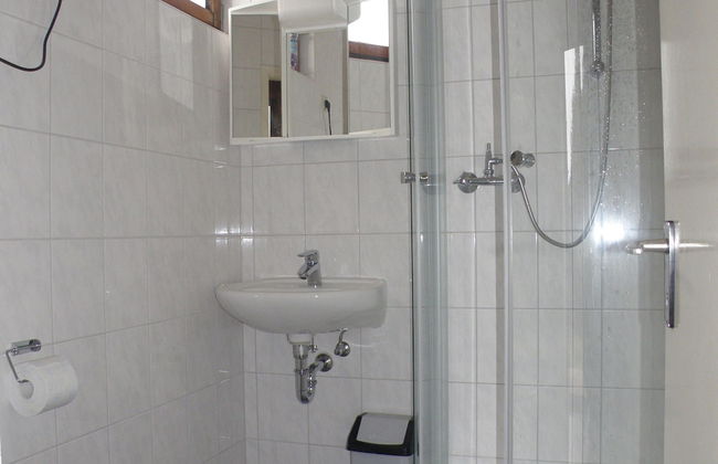 Tidy Furnished Wooden Chalet near Forest - Foto 7