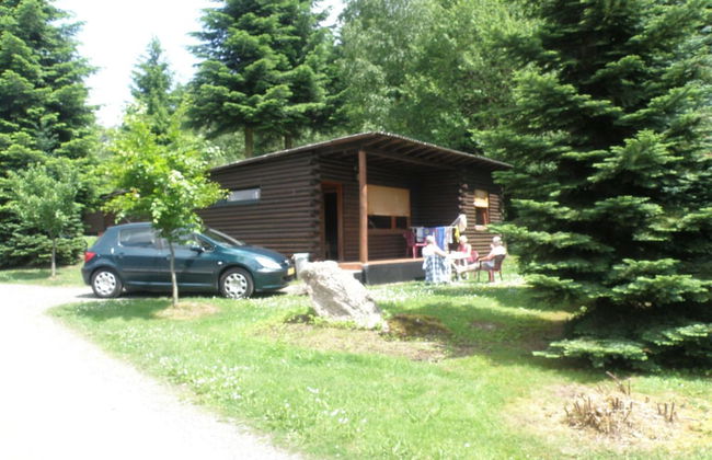 Tidy Furnished Wooden Chalet near Forest - Foto 14