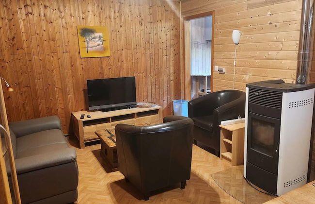 Tidy Furnished Wooden Chalet near Forest - Foto 6