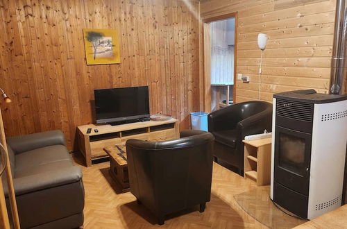 Photo 6 - Tidy Furnished Wooden Chalet near Forest