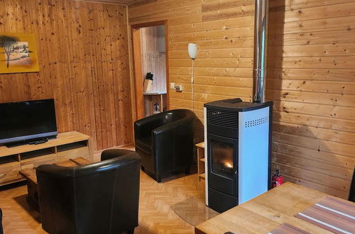 Photo 4 - Tidy Furnished Wooden Chalet near Forest