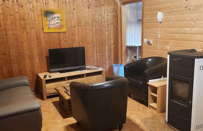 Tidy Furnished Wooden Chalet near Forest - Foto 3