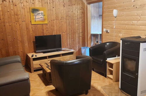 Photo 2 - Tidy Furnished Wooden Chalet near Forest