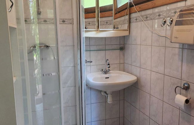 Tidy Furnished Wooden Chalet near Forest - Foto 8