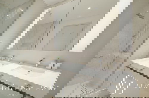 Foto 31 - LUX Luxury Sunrise Beachfront Suite 1