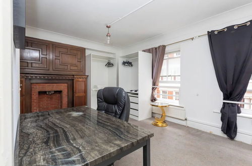 Photo 19 - Spacious 1BD Flat 2 Mins to Hyde Park - Mayfair