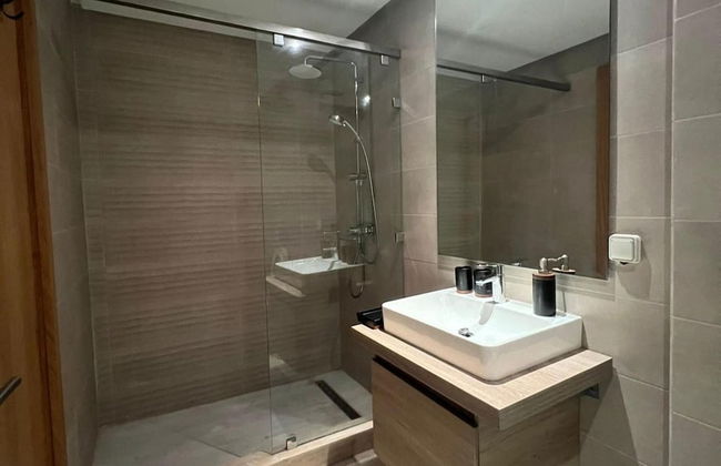 2 Bed Apartment - Balcony, Parking, Wifi - Foto 8