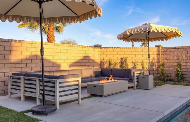 Desert Eden by Avantstay 6BR w/ Ensuite Backyard Oasis w/ Pool & Hot Tub! - Foto 3