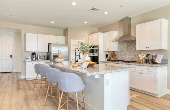 Desert Eden by Avantstay 6BR w/ Ensuite Backyard Oasis w/ Pool & Hot Tub! - Foto 12
