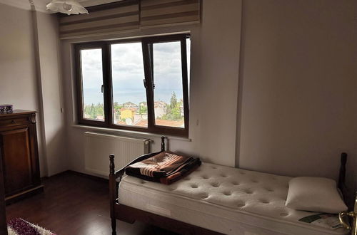 Photo 3 - Peaceful Villa With Perfect View in the City Center