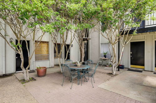 Foto 2 - Comfortable & Artsy Dallas Condo w/ Community Pool