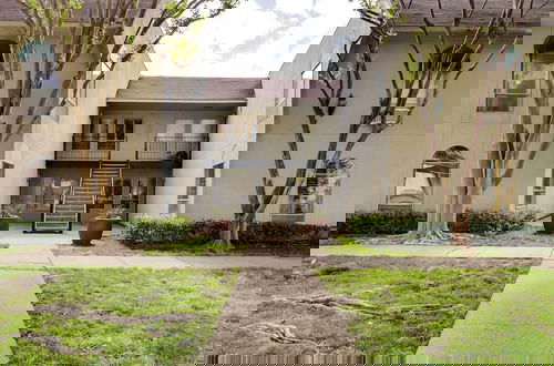 Foto 25 - Serene Dallas Condo w/ Pool - Walkable Location