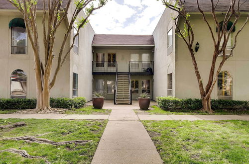 Photo 5 - Comfortable & Artsy Dallas Condo w/ Community Pool