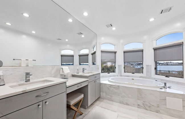 Monmouth Beach 4BR Villa on the Water - Foto 46