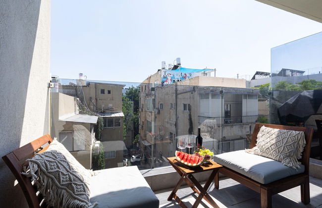 Chic Urban Getaway with Balcony & Mamad by Sea N Rent - Foto 12