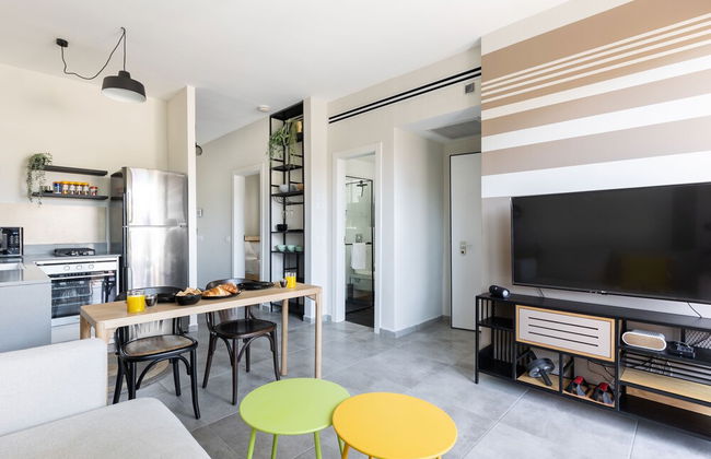 Chic Urban Getaway with Balcony & Mamad by Sea N Rent - Foto 14