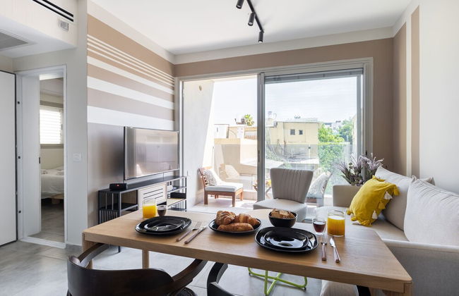Chic Urban Getaway with Balcony & Mamad by Sea N Rent - Foto 13