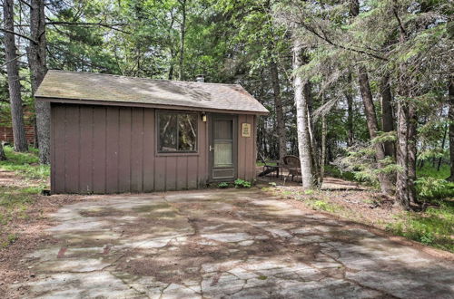 Foto 16 - Rustic Cozy Cabin on Island Lake w/ Fire Pit, Dock