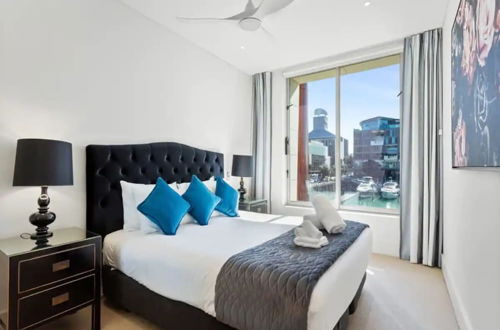 Photo 2 - Gorgeous 2 Bedroom - Wynyard Quarter! Free Parking