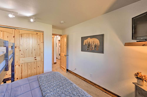 Photo 2 - Cozy & Chic Mountain Condo w/ Community Perks