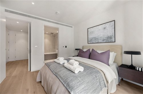 Photo 3 - Stunning two Bedroom Docklands Apartment With Balcony