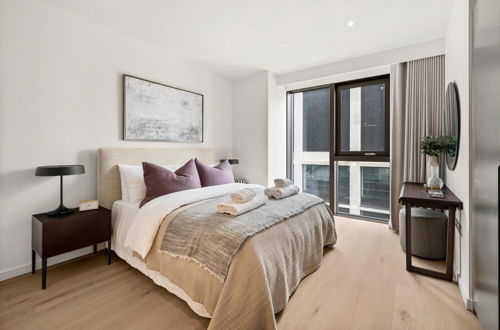 Photo 2 - Stunning two Bedroom Docklands Apartment With Balcony