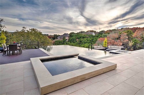 Photo 5 - Chic Villa w/ Infinity Pool, 10 Miles to Downtown