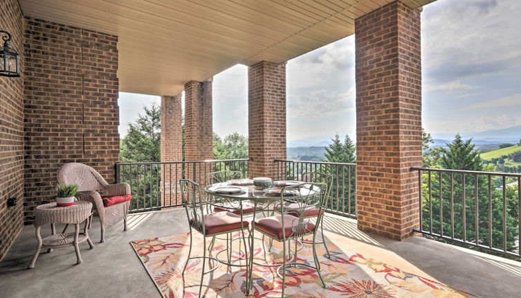 Foto 1 - Mountain-view Apartment Near Pigeon Forge Parkway