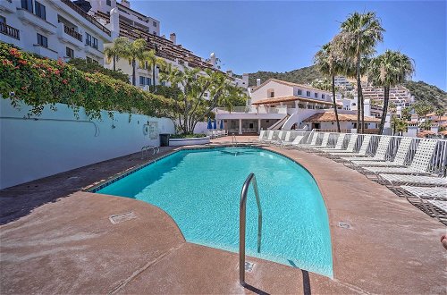 Foto 24 - Quiet Avalon Getaway Villa w/ Ocean View & Balcony