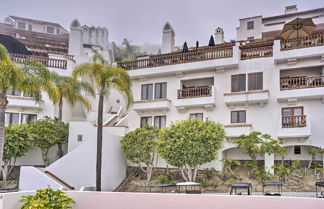 Foto 3 - Quiet Avalon Getaway Villa w/ Ocean View & Balcony